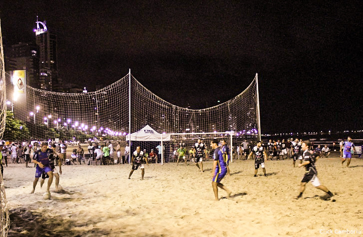 Campeonatos de futebol de areia agitam a Praia Central