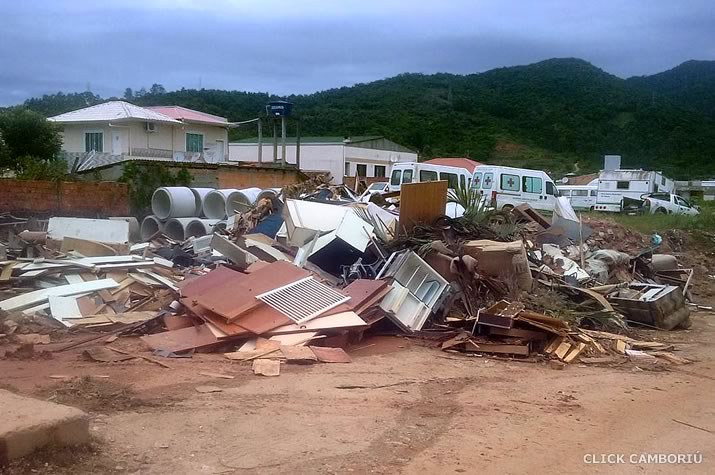 Entulhos recolhidos da enchente estão amontoados na Secretaria de Obras de Camboriú
