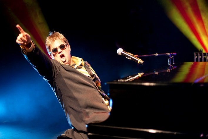 Teatro Bruno Nitz receberá os espetáculos Summer Dance Festival e Elton John Tribute