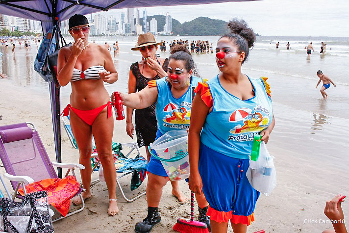 Palhaças Sorella e Sollí reforçam equipe do Projeto Praia Limpa