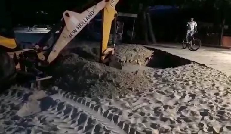 Máquina é flagrada abrindo esgoto em Laranjeiras; Prefeitura se pronuncia