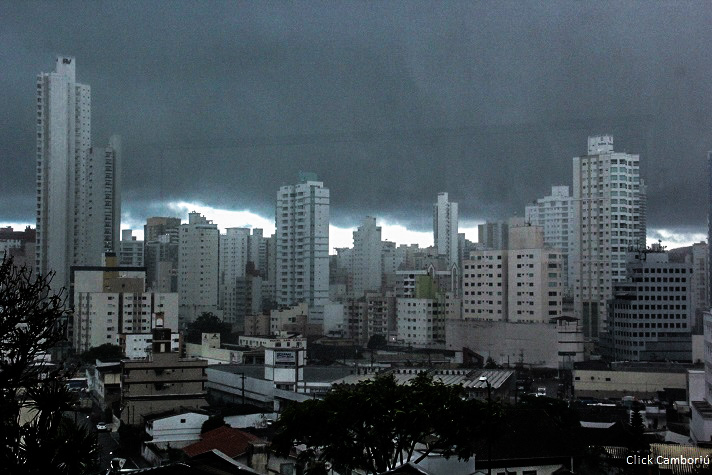 Com chuva a temperatura diminui na noite de terça-feira em SC