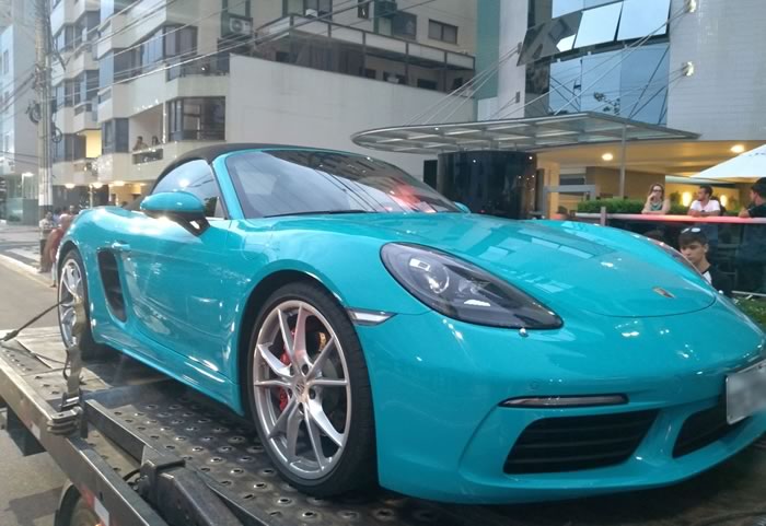 PM apreende carros esportivos após manobras perigosas na Av. Atlântica