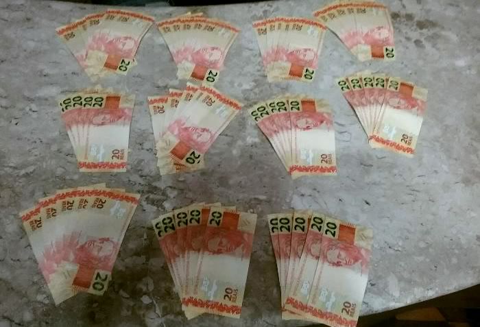 Homem é preso com mais de mil reais em notas falsas em Itajaí