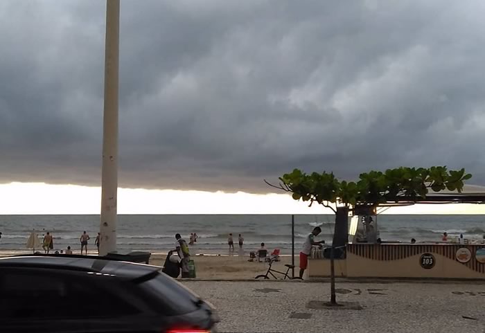 Segunda-feira com forte calor e temporais em Santa Catarina