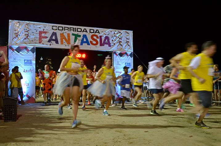 Corrida da Fantasia reúne atletas e foliões em Balneário Camboriú