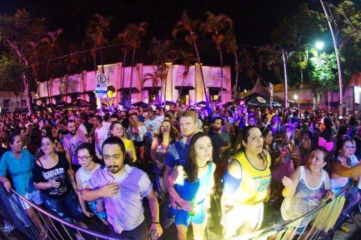 Carnaval de Itajaí reúne foliões no Mercado Público