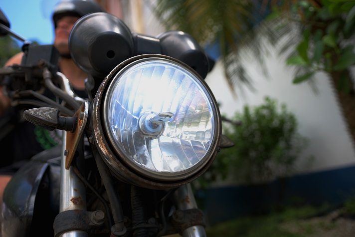 FUMTRAN alerta motociclistas sobre uso dos faróis