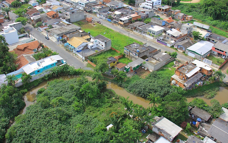 Prefeitura de Balneário Camboriú começa limpeza em novo trecho do Rio das Ostras