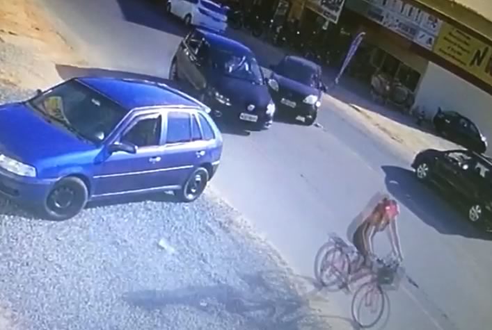 Dois ciclistas são atropelados na Avenida Santa Catarina, em Camboriú