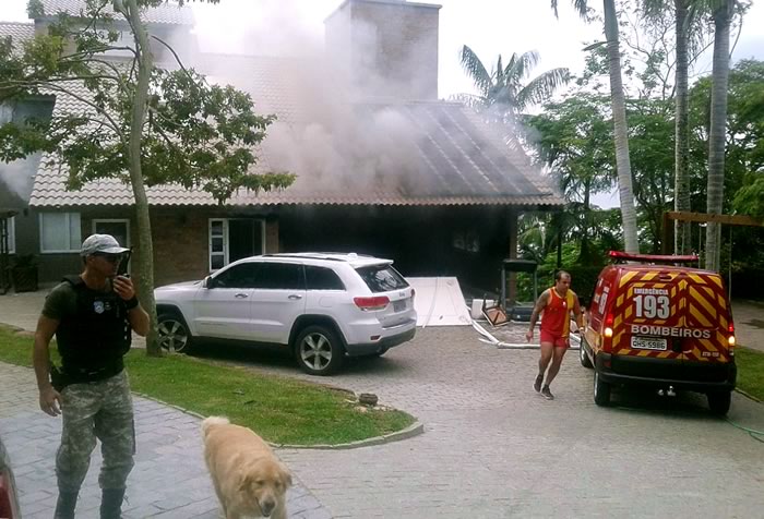 Curto circuito causa incêndio em casa no Estaleiro