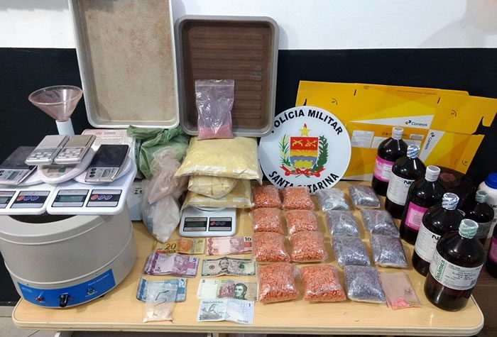 Homem é preso com 15.000 comprimidos e materiais para fabricação de ecstasy