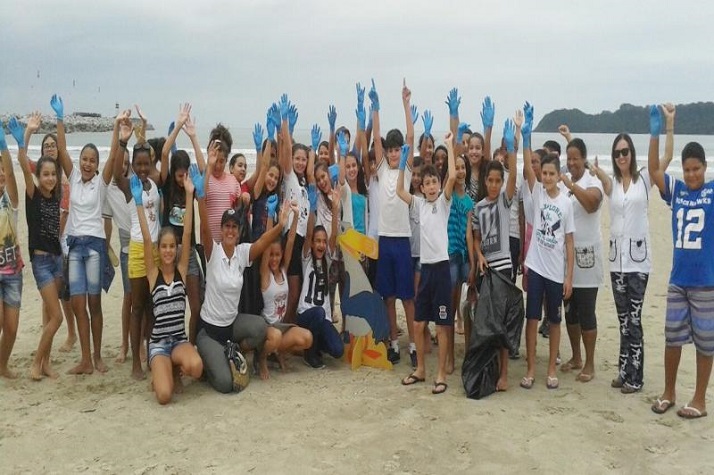 Alunos de Itajaí recolhem lixo na Praia da Atalaia