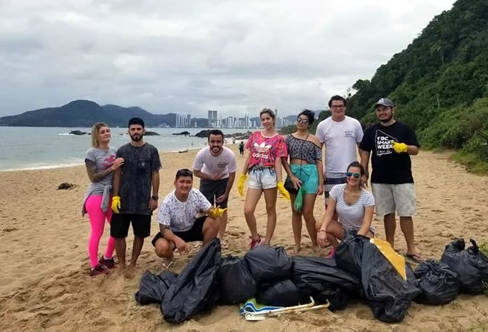 PSB Jovem faz mutirão de limpeza na Praia do Coco