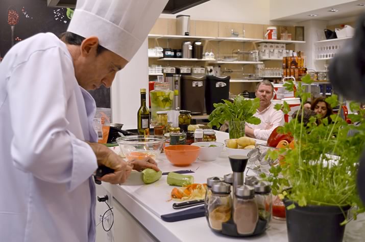 Chef Sérgio Miranda dá aula show sobre churrasco na Camicado do Balneário Shopping