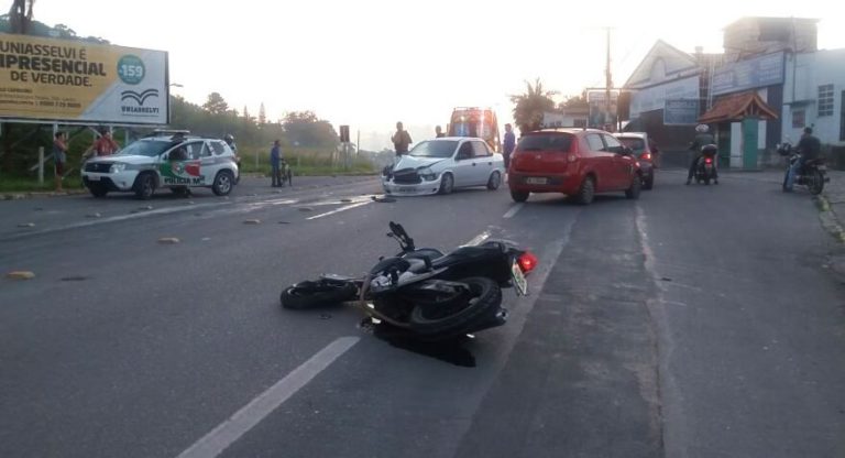 Carro invade a contramão e colide com motocicleta em Camboriú
