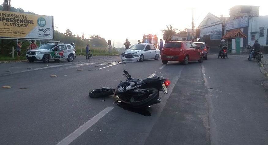 Carro invade a contramão e colide com motocicleta em Camboriú 1 classic x cb 300