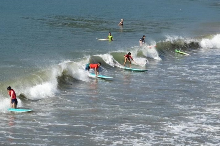 Alunos da rede municipal de ensino de Itajaí participam do projeto Surf Comunitário