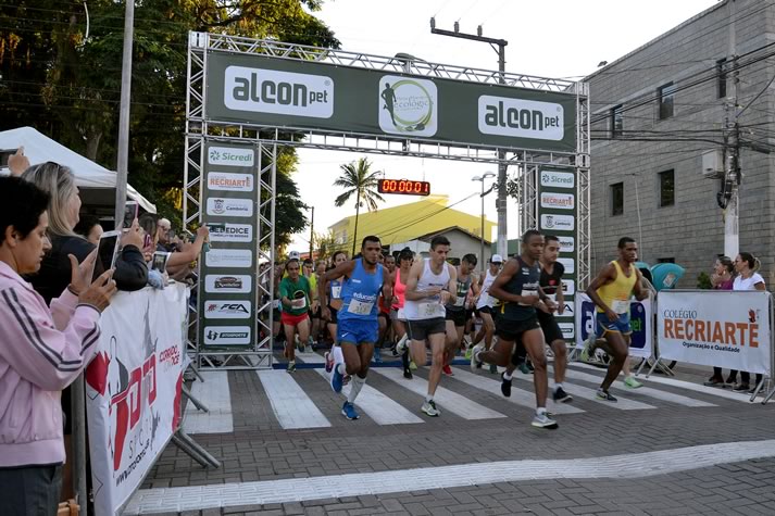 Meia Maratona Ecológica reuniu 380 corredores no centro de Camboriú