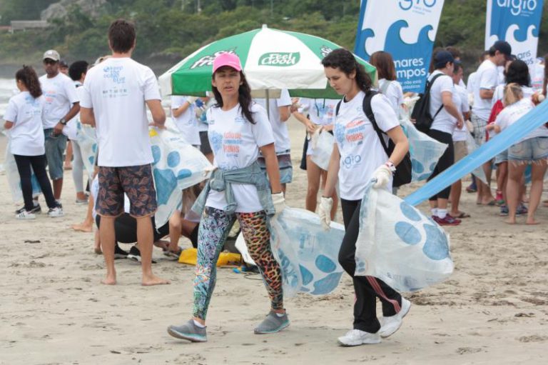 Mutirão de limpeza e Festival de Pranchas de Garrafas Pet movimentam Praia do Atalaia