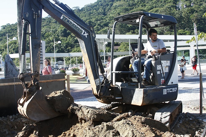 Obras de instalação do contentor subterrâneo de lixo da Barra Sul já começaram