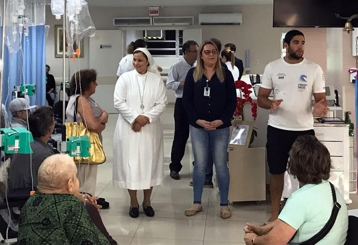 Velejador da Volvo Ocean Race visita pacientes do Hospital Marieta