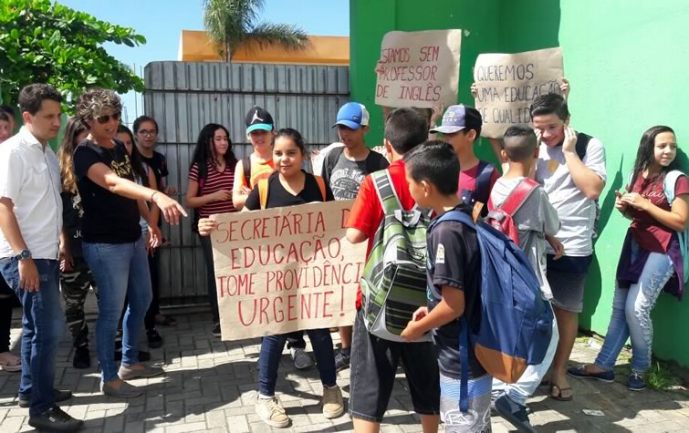 Alunos de Camboriú estão há dois meses sem professores de Inglês