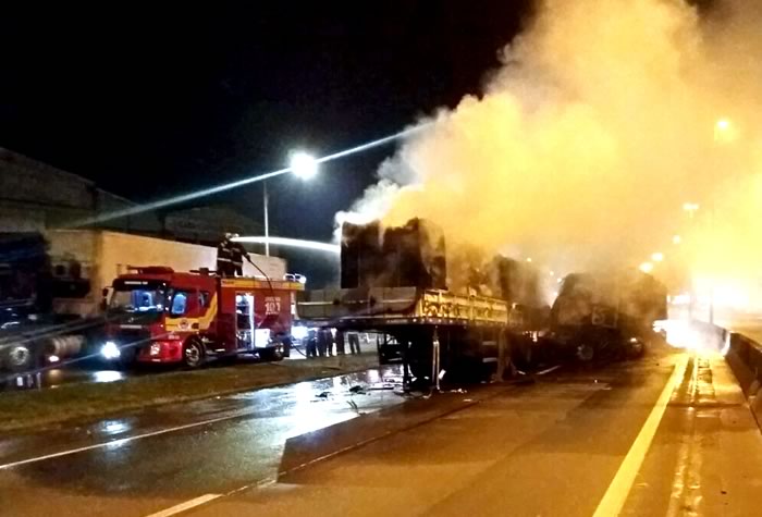 Carretas colidem e pegam fogo na BR-101 em Balneário