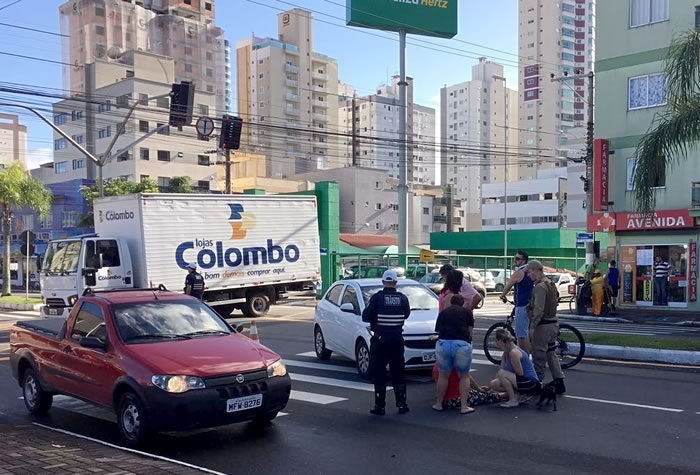 Mulher é atropelada na faixa de pedestres na Terceira Avenida