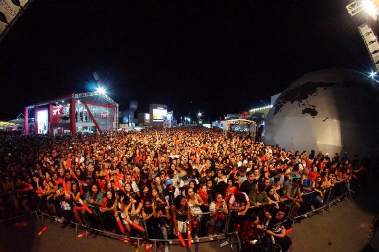 Armandinho faz show para Vila da Regata lotada