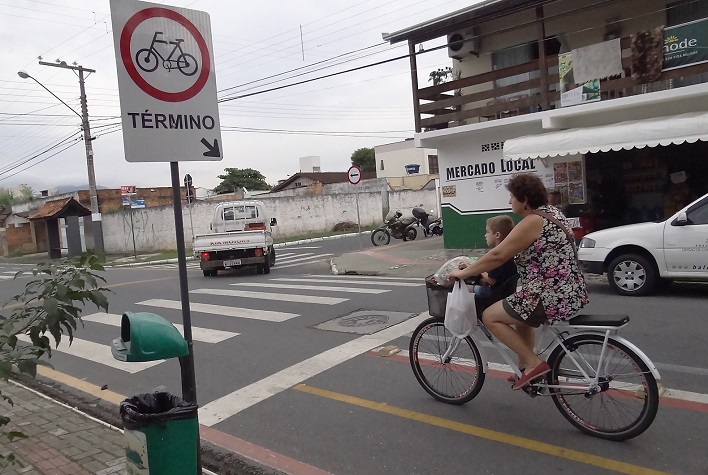 FUMTRAN reforça sinalizações verticais em áreas escolares