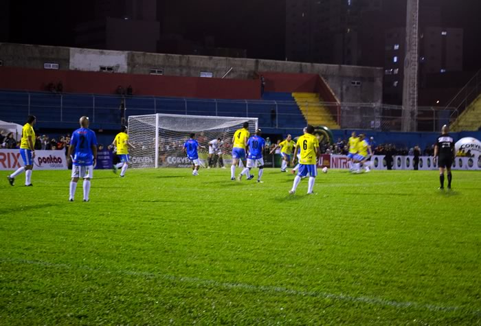 Jogo das estrelas tem gols de Zico e arrecada 1 tonelada de alimentos