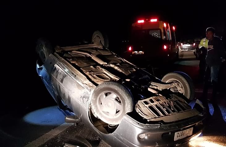 Carro capota na subida do Morro do Boi durante a madrugada