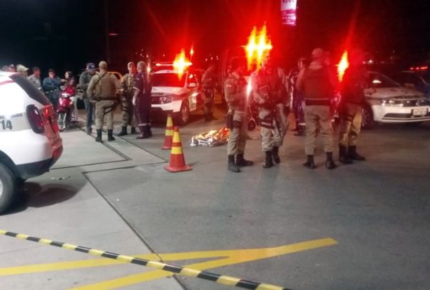 policiais no posto