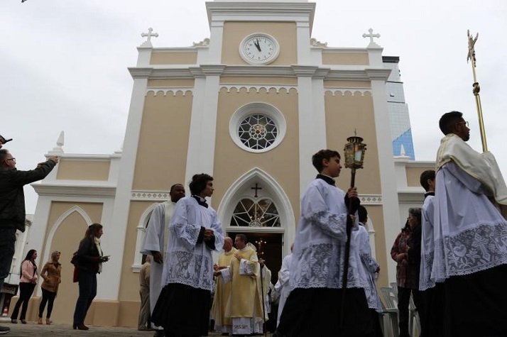 Público lota a Igreja Imaculada Conceição para cerimônia de reinauguração