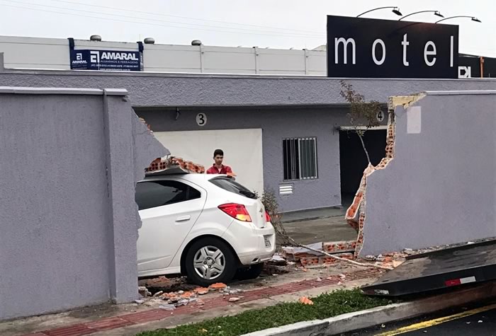 Motorista foge após colidir em muro e invadir motel na Marginal Oeste