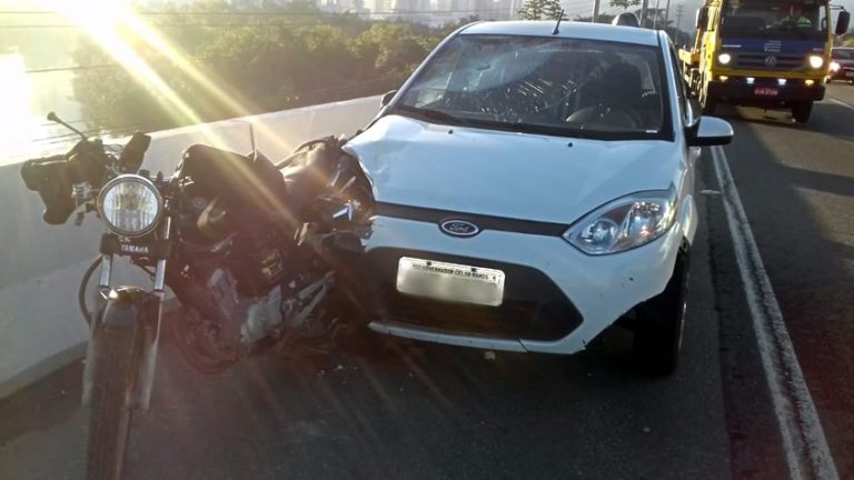 Motorista atropela ciclista e ‘engole’ motocicleta sobre o Rio Camboriú