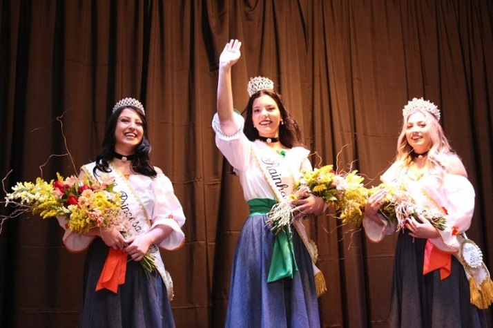 Candidata da Volta de Cima é a nova rainha da Festa Nacional do Colono