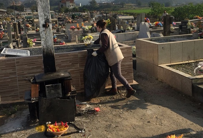 Programa de Combate à Dengue recolhe 26 sacos de lixo em cemitérios de Camboriú
