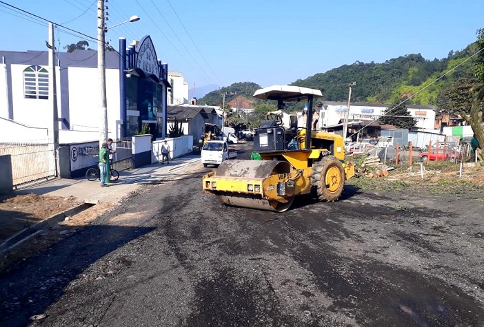 Raspas de asfalto são usadas na recuperação de ruas de Camboriú