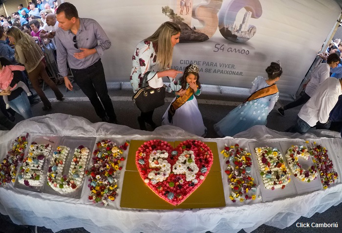 Aniversário de Balneário Camboriú teve dois cortes de bolo