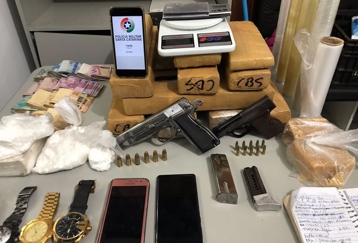 Polícia Militar apreende 9kg de maconha e duas armas com criminoso em Penha