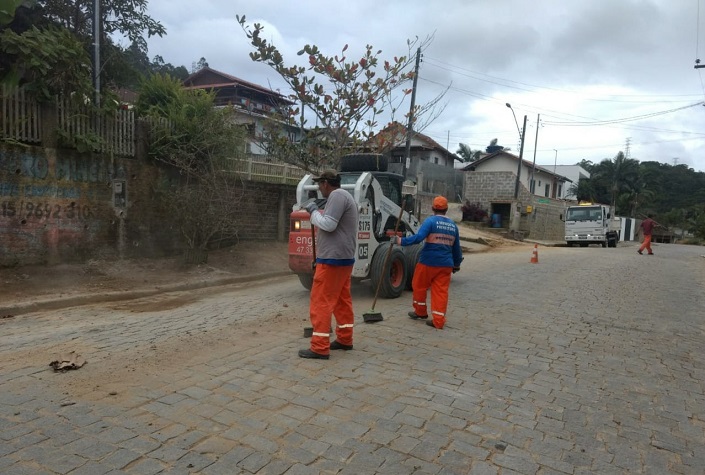 Equipe do capricho cuida das ruas de Camboriú