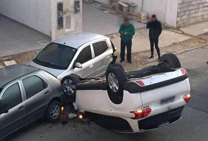 Carro capota na Rua 990 e motorista foge