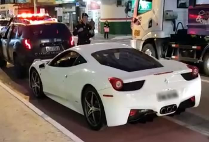 Ferrari com documentação atrasada é guinchada em Balneário Camboriú