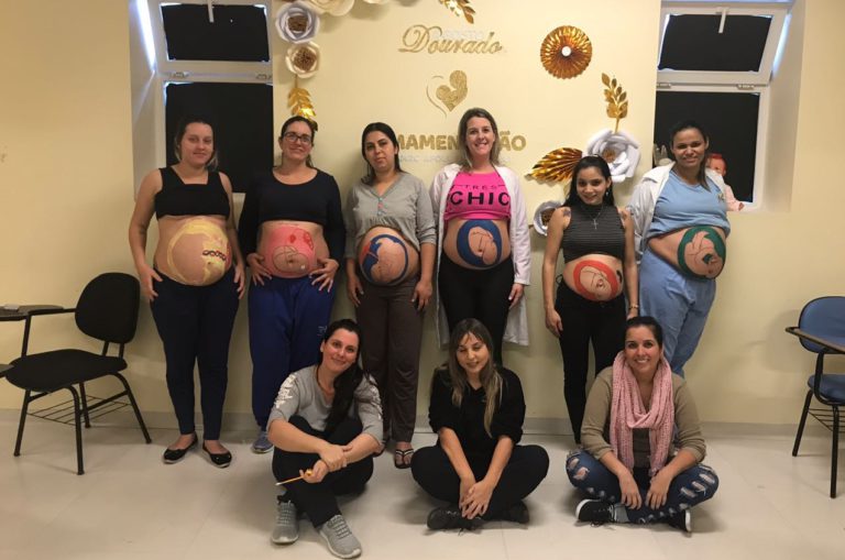 Gestantes participam de pintura corporal no Hospital Ruth Cardoso