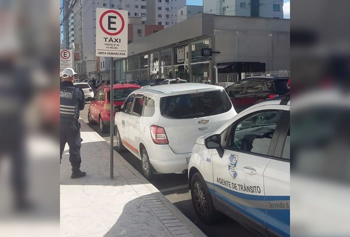 Táxi de Camboriú é flagrado estacionado em ponto de Balneário e é apreendido