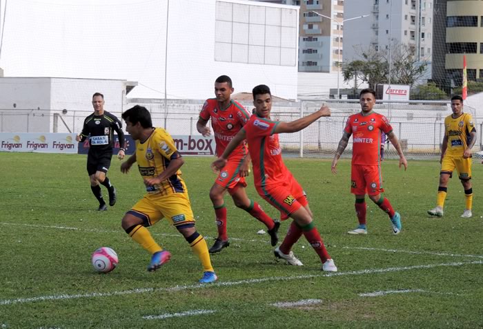 Atlético Itajaí vence e se isola na liderança da Série C