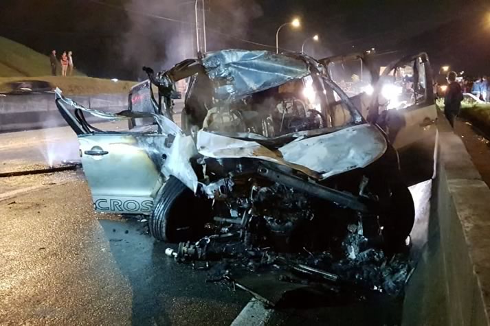 Carro colide na traseira de caminhão e duas pessoas ficam gravemente feridas