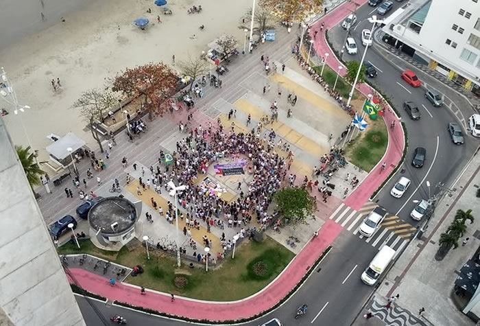 Balneário Camboriú teve ato de feministas contra Bolsonaro na Praça Tamandaré